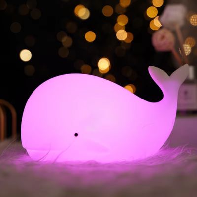 bebe-veilleuse-baleine-mauve